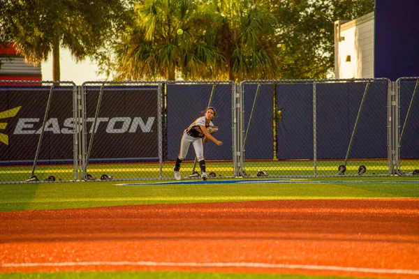 Baseball Női Játékosok Játszanak Pályán — Stock Fotó