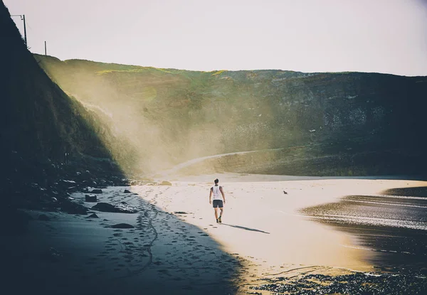 Una Hermosa Toma Hombre Caminando Una Orilla Del Mar Día — Foto de Stock