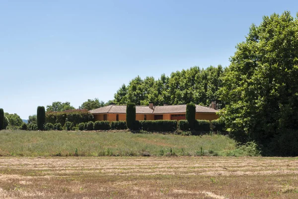 Een Eigentijds Huis Het Grasveld Het Platteland — Stockfoto
