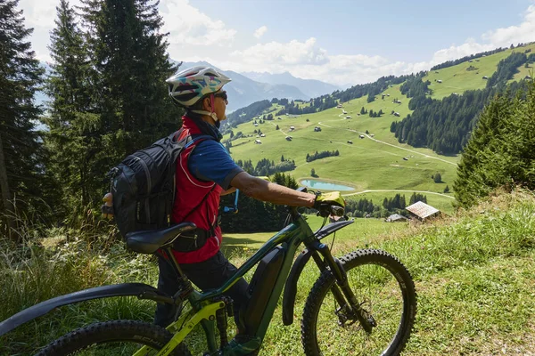 Ein Älterer Radfahrer Bewundert Die Herrliche Aussicht Auf Weite Grüne — Stockfoto