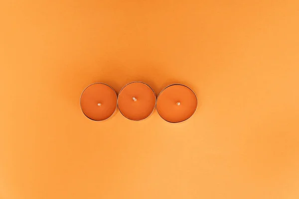 오렌지 배경에 장식용 양초를 데묶는 — 스톡 사진