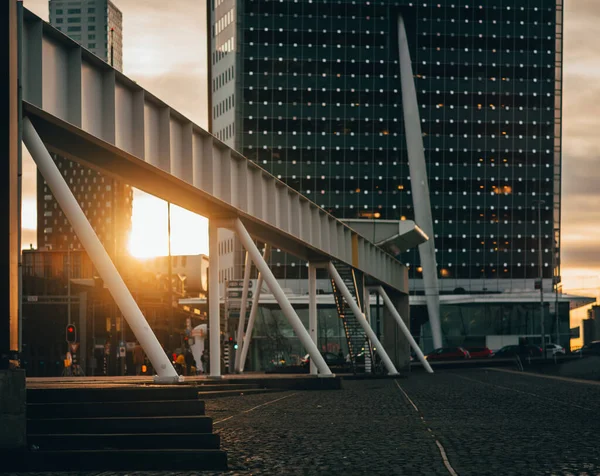 Een Prachtig Uitzicht Moderne Gebouwen Een Brug Stad Bij Zonsondergang — Stockfoto