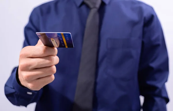 Detailní Záběr Muže Držícího Modrou Kreditní Kartu — Stock fotografie