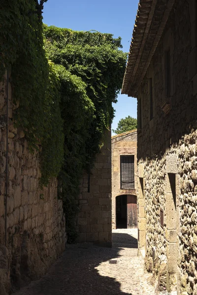 西班牙一个小镇上古老的传统房屋外观的美丽景观 — 图库照片