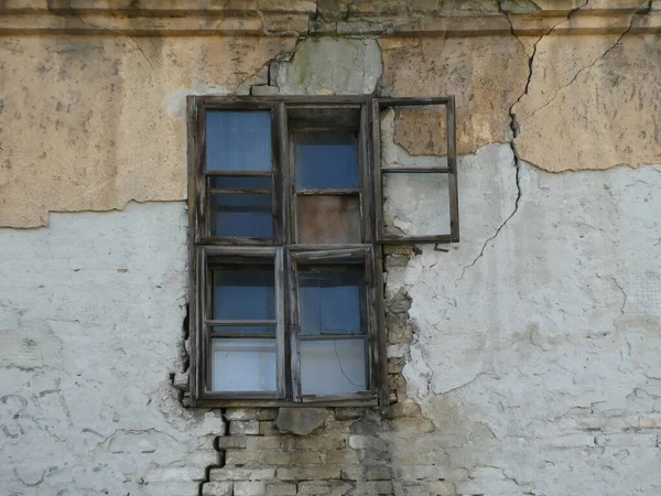 Іржаве Старе Вікно Старому Будинку Стіні Тріщинами — стокове фото