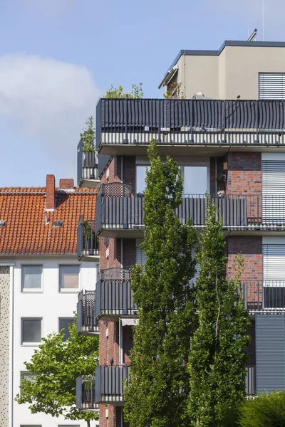 Eine Vertikale Aufnahme Eines Modernen Wohnhauses Mit Balkon Wilhelmshaven Deutschland — Stockfoto