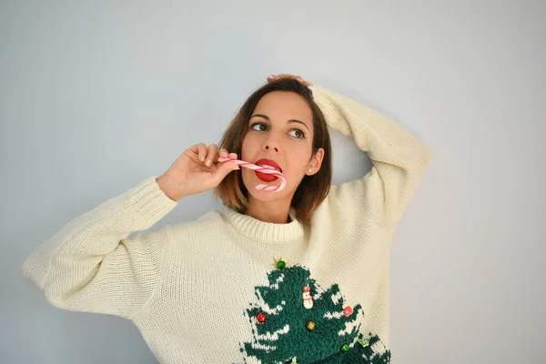 Una Joven Caucásica Que Lleva Suéter Con Árbol Navidad Sobre — Foto de Stock