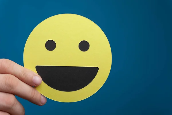 Uśmiechnięta Emoji Męskiej Dłoni Odizolowana Niebieskim Tle — Zdjęcie stockowe