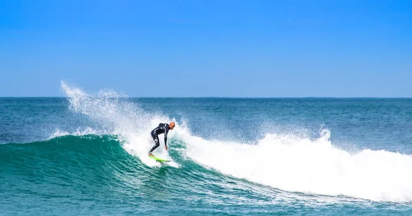Florianopolis Brazil Apr 2019 Man Surfing Big Waves Island Santa — Fotografia de Stock