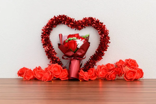 Sevgililer Günü Kompozisyonu Aşk Gülleri Masada Bir Kalp — Stok fotoğraf