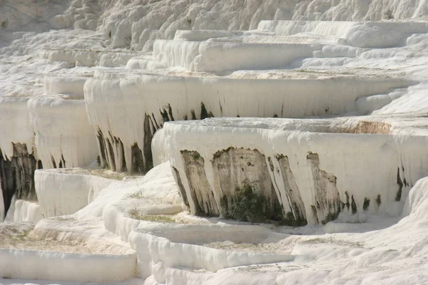 Vacker Utsikt Över Stad Pamukkale Turkiet Täckt Med Snö — Stockfoto