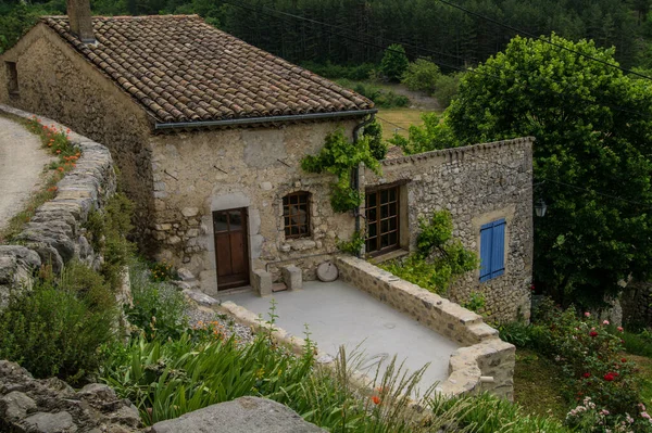 Una Hermosa Vista Edificios Antiguos Flores Ciudad Vieja Drome Francia — Foto de Stock