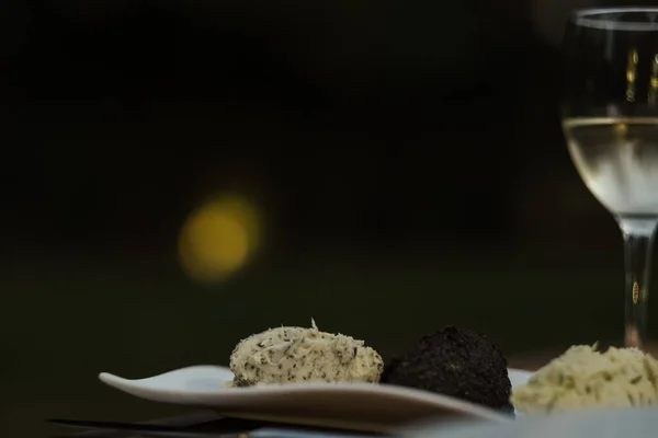 テーブルの上にチーズ 調味料 クリームと食事のクローズアップ — ストック写真