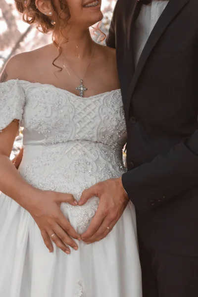 Detailní Záběr Ženicha Těhotné Nevěsty Svatebními Šaty — Stock fotografie