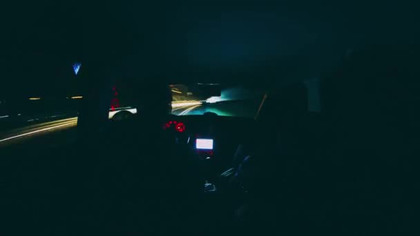 夜のロードトリップの車のフロントガラスからのタイムラプス映像 — ストック動画