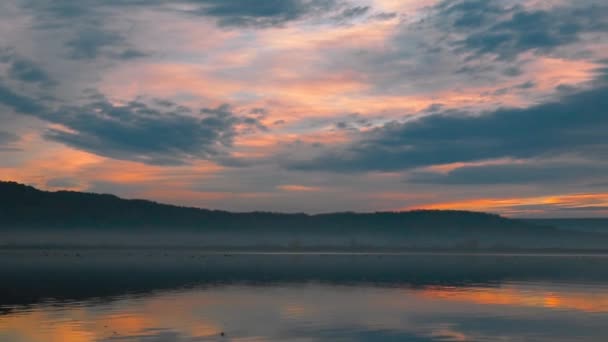 Prachtige Zonsondergang Boven Het Meer — Stockvideo