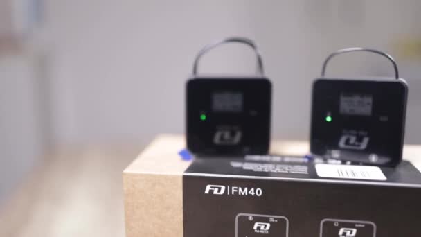 Filmmaterial Vom Fm40 Mini Wireless Mikrofon — Stockvideo