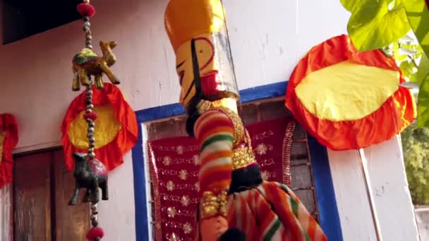 Close Πλάνα Της Παραδοσιακής Ινδικής Φιγούρας Από Ξύλο Κρέμεται — Αρχείο Βίντεο