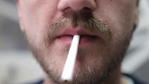 Primo Piano Uomo Con Barba Una Sigaretta — Video Stock