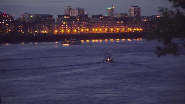 Secuencias Tráfico Barcos Río Por Noche — Vídeo de stock