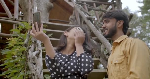 Indyjska Para Parku Mówi Selfie — Wideo stockowe