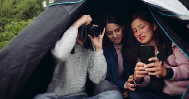 Csoport Női Barátok Túrázás Erdőben Időt Töltenek Sátorban — Stock videók