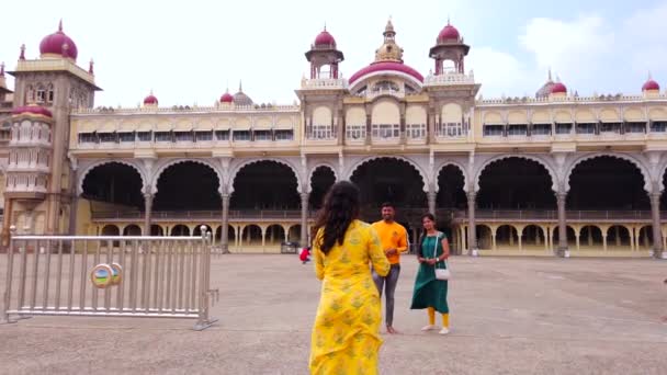 Záběry Turistů Krásné Indické Památce — Stock video