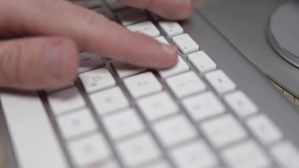 Nahaufnahme Einer Hand Die Auf Der Tastatur Tippt — Stockvideo