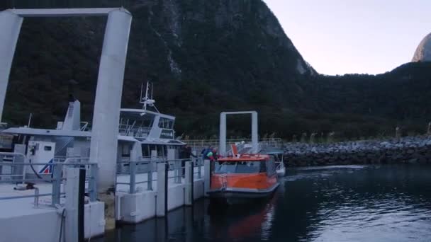 Barco Está Navegando Mar — Vídeos de Stock