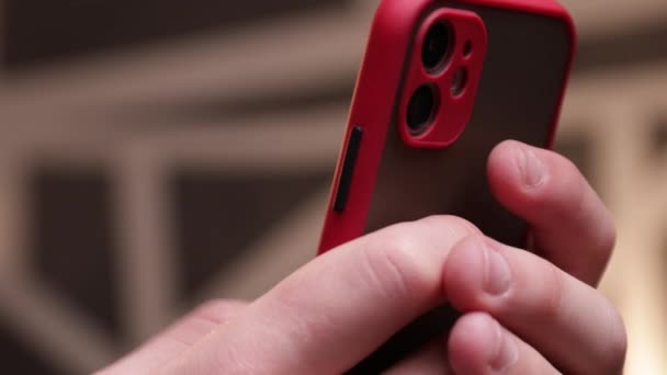 Mano Che Tiene Uno Smartphone Con Nastro Rosso — Video Stock