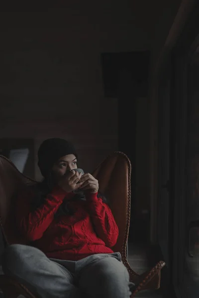 Jeune Femme Assise Sur Une Chaise Regardant Côté — Photo