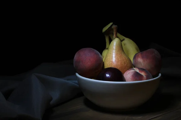黒い皿の上に熟した桃 — ストック写真