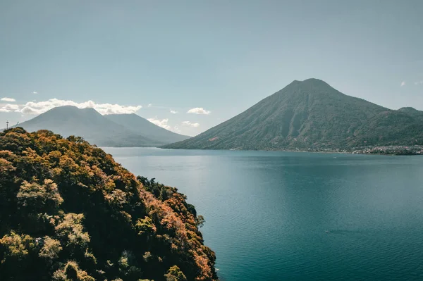 山の中の湖の美しい風景 — ストック写真