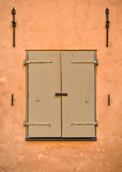Vertical Shot Wooden Window Panes Orange Building Facade — Stock Photo, Image