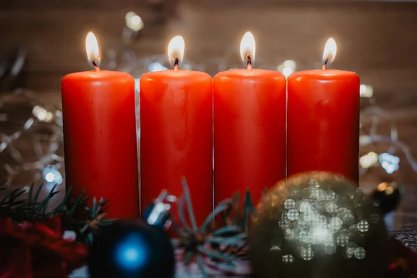 ロウソクとテンプレートとして雪の中で横になっているクリスマスの装飾の つの赤い出現キャンドル — ストック写真