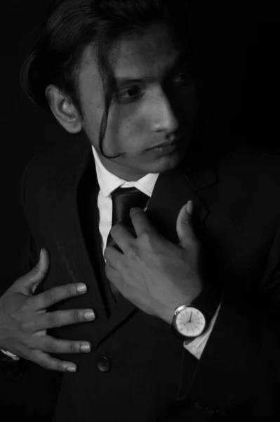 Bel Homme Portant Costume Noir Cravate — Photo