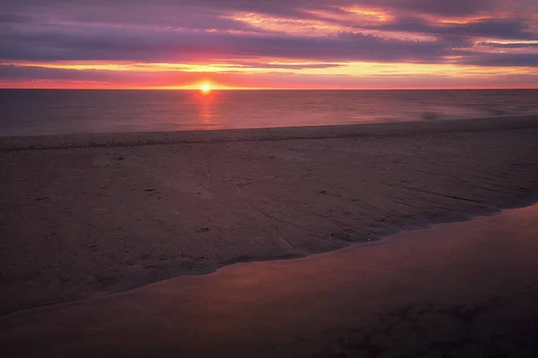 Een Prachtig Uitzicht Rood Oranje Zonsondergang Aan Het Strand Van — Stockfoto