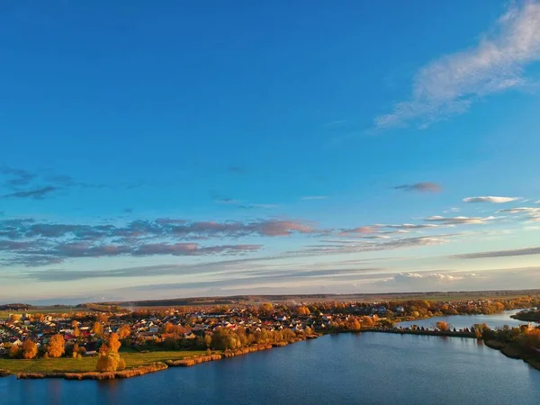 秋の小さな町の空中パノラマ撮影 — ストック写真