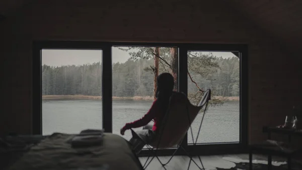 Mujer Joven Mirando Ventana — Foto de Stock