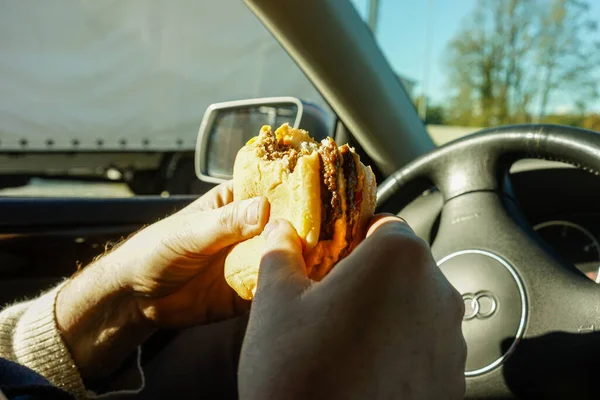 Męskie Ręce Trzymając Samochodzie Hamburgerem Fast Food Niezdrowej Koncepcji — Zdjęcie stockowe