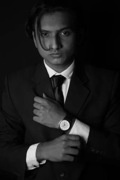 Schöner Mann Mit Schwarzem Anzug Und Krawatte — Stockfoto
