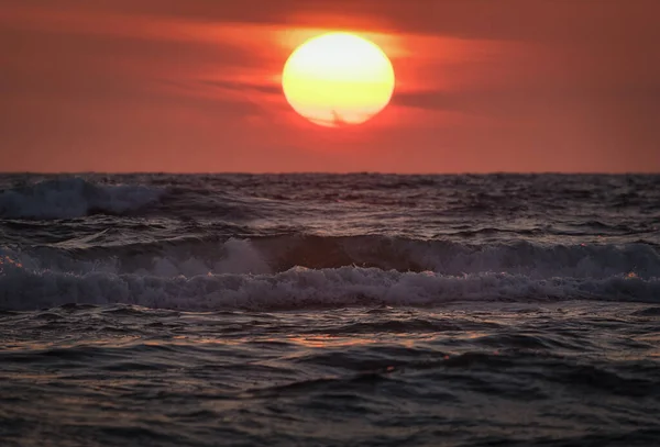 Pôr Sol Romântico Sobre Mar Com Céu Laranja — Fotografia de Stock