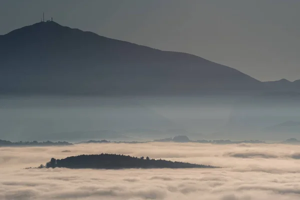Красивый Пейзаж Горами Туманом — стоковое фото