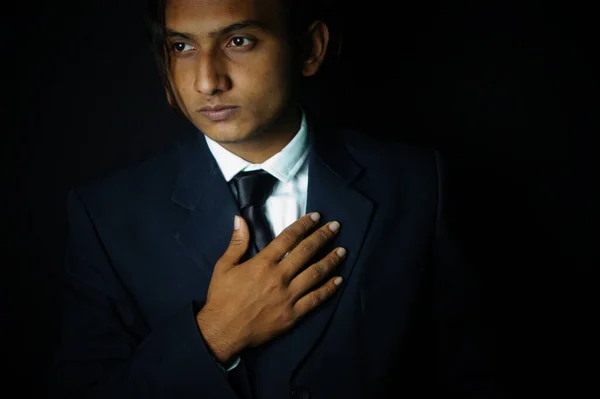 Bel Homme Portant Costume Noir Cravate — Photo