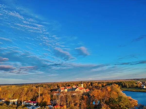 秋の小さな町の空中パノラマ撮影 — ストック写真