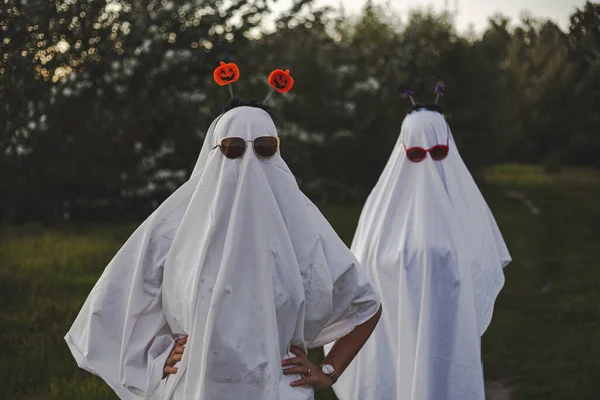 Fête Halloween Personnes Costumes Fantômes — Photo
