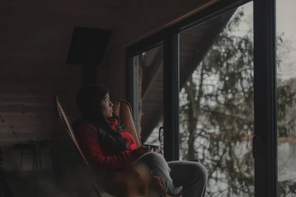 Jonge Vrouw Zitten Stoel Kijken Opzij — Stockfoto