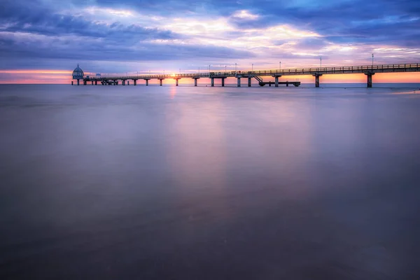 Akşamları Nehrin Üzerinde Gün Batımı — Stok fotoğraf