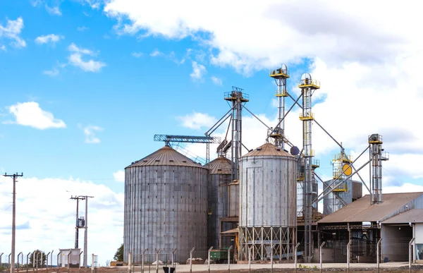 Ländlicher Raum Mit Getreidelagersilos Und Blauem Himmel Mit Wolken — Stockfoto