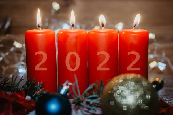 Vier Rode Adventskaarsen Met 2022 Figuren Erop Kerstversieringen Sneeuw Als — Stockfoto